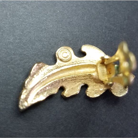 Vintage KRAMER Clip On EARRINGS Gold Tone Figural Leaf With Faux Pearl - Picture 4 of 7